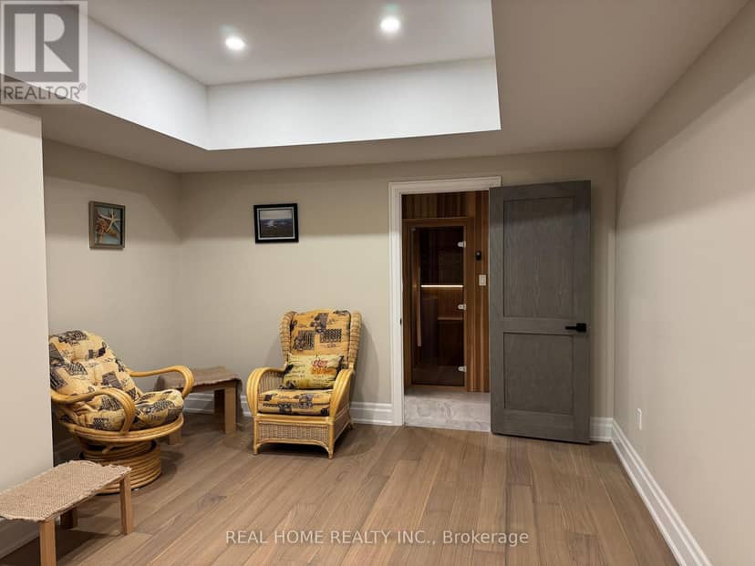 8 Knowles Crescent — photo 35 of 40