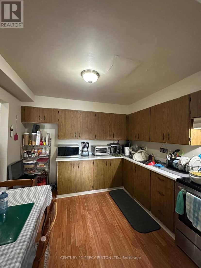 156 - 100 Brownleigh Avenue — photo 10 of 26