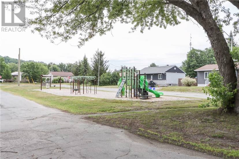 38 Gill Avenue, Onaping, photo 4