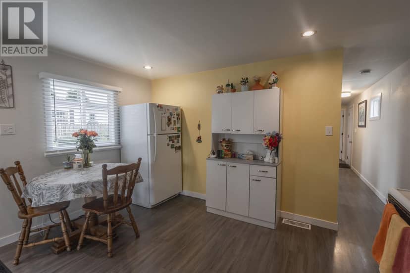 11 CARTIER Avenue — photo 10 of 22