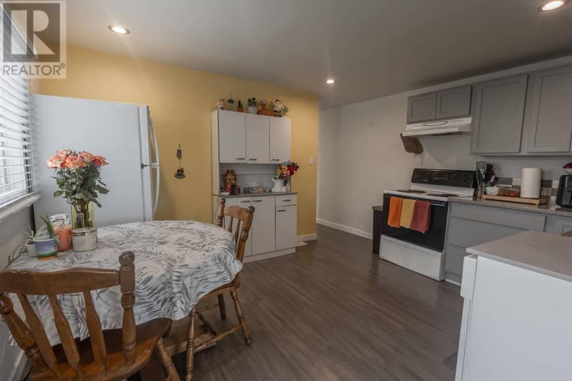 11 CARTIER Avenue — photo 11 of 22