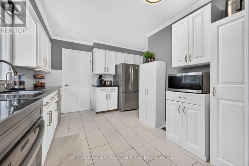 6998 Glengowan Crescent — photo 10 of 40
