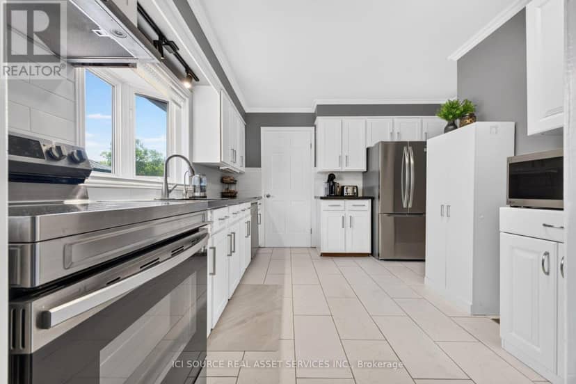 6998 Glengowan Crescent — photo 12 of 40