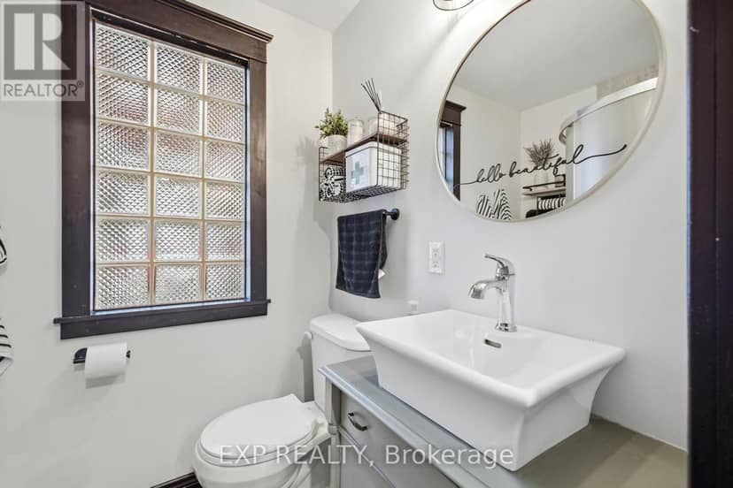 35 Arthur Street N — photo 9 of 40