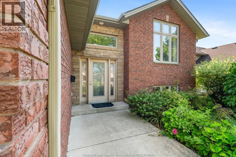 102 Joanne COURT — photo 4 of 39