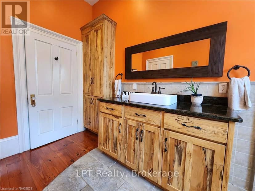 484 Carlisle Street — photo 16 of 40