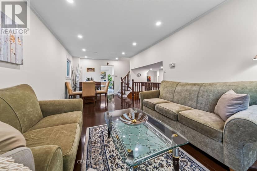 38 Kitsilano Crescent — photo 4 of 20