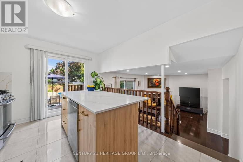 38 Kitsilano Crescent — photo 5 of 20