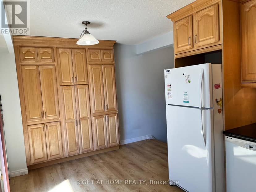 70 Carisbrooke Court, Brampton, photo 4
