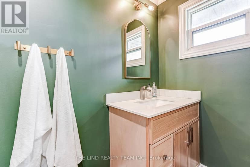 19505 Bathurst Street — photo 23 of 40