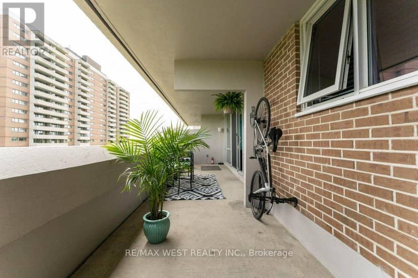 807 - 240 Scarlett Road — photo 29 of 39