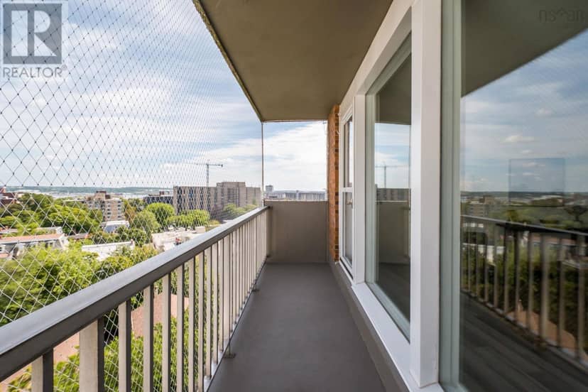 1002 1074 Wellington Street — photo 17 of 40
