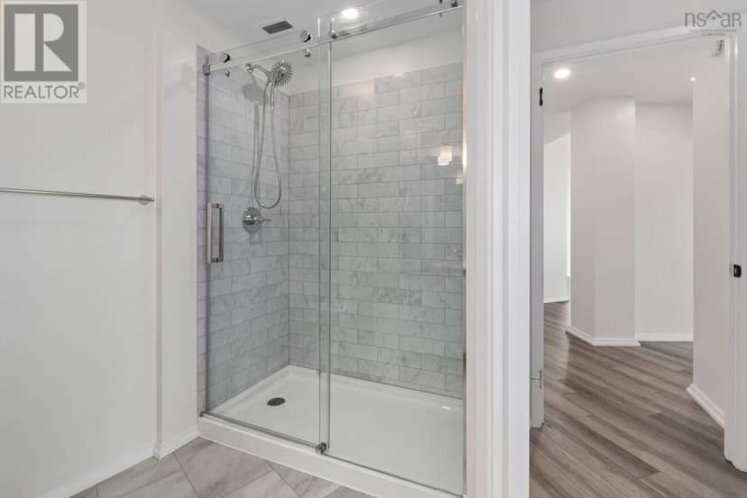 1002 1074 Wellington Street — photo 22 of 40