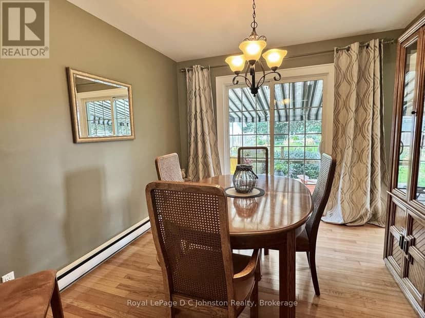 929 Wellington Street — photo 12 of 40