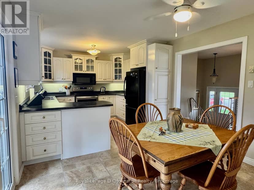 929 Wellington Street — photo 17 of 40