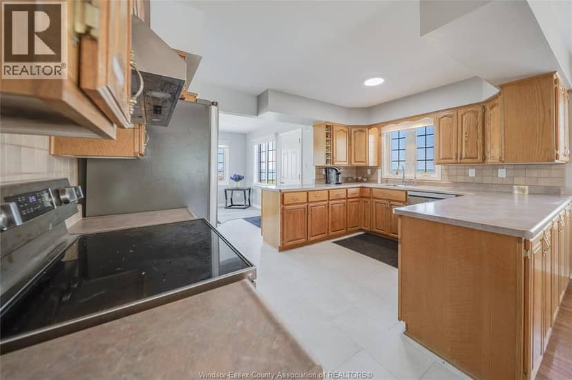 13902 Riverside Drive — photo 10 of 39