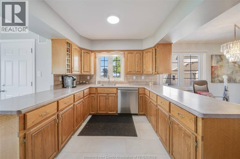 13902 Riverside Drive — photo 11 of 39