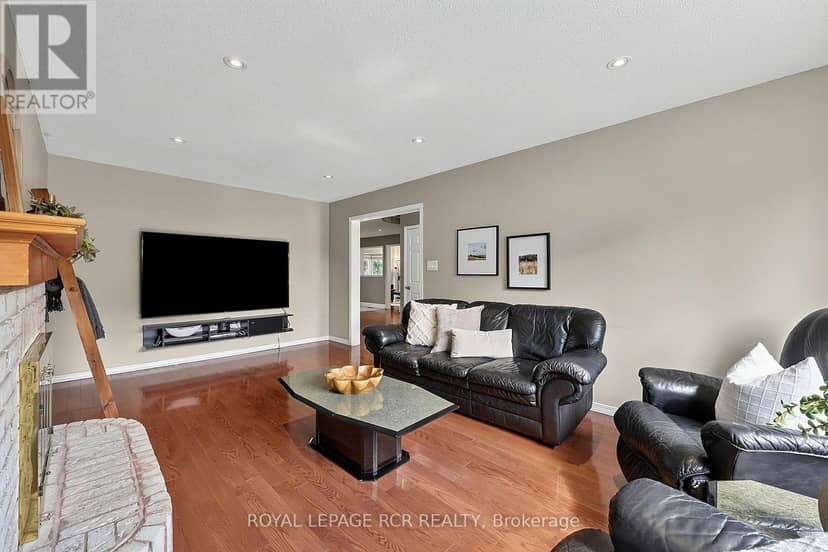 18 McCabe Crescent — photo 10 of 40