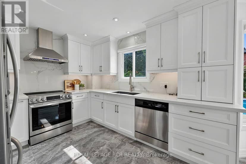 18 McCabe Crescent — photo 12 of 40