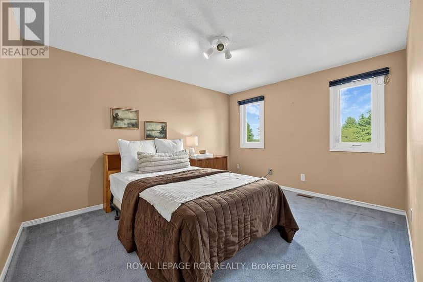 18 McCabe Crescent — photo 23 of 40