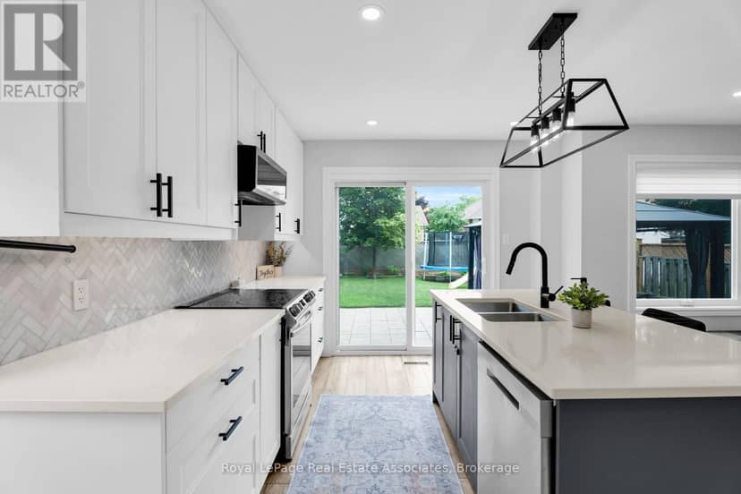 22 McCullough Crescent — photo 10 of 30