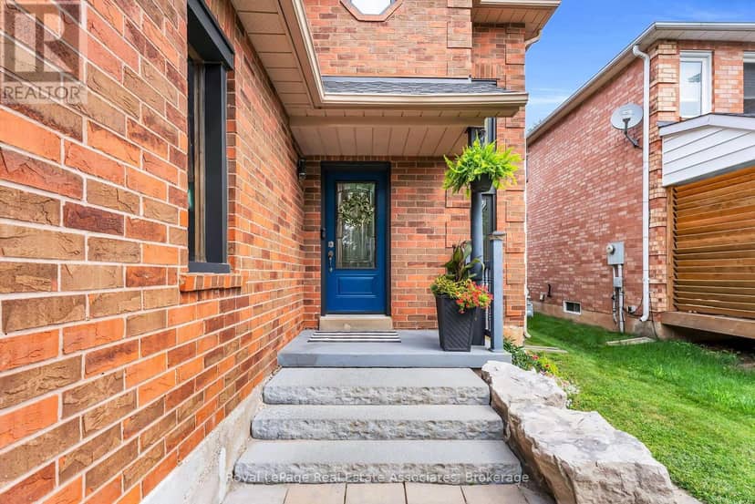 22 McCullough Crescent — photo 3 of 30