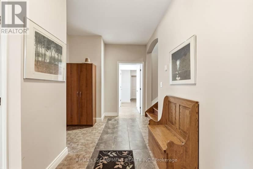 1296 Dundas Street — photo 34 of 40