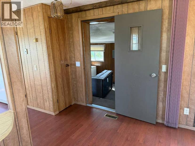 5025 44 Street — photo 10 of 25