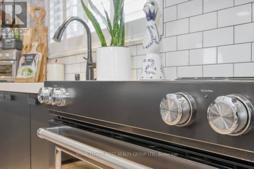 12 Leavenworth Crescent — photo 12 of 40