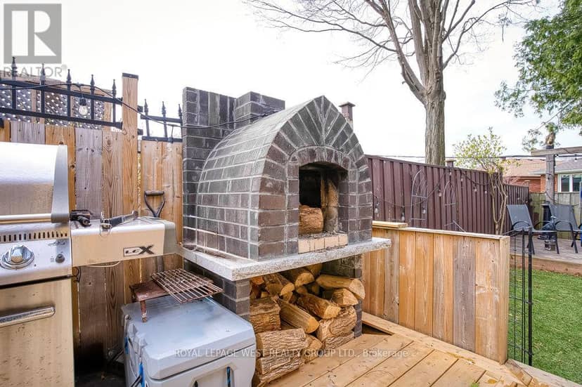 12 Leavenworth Crescent — photo 37 of 40