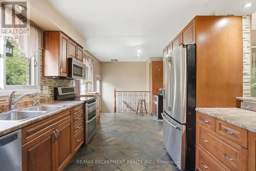 318 Freelton Road — photo 15 of 40