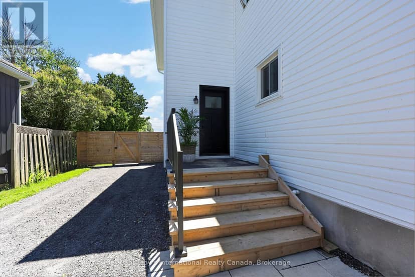 131 Bruce Street S — photo 4 of 40