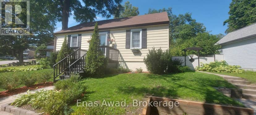 8 Lavallee Crescent — photo 2 of 21