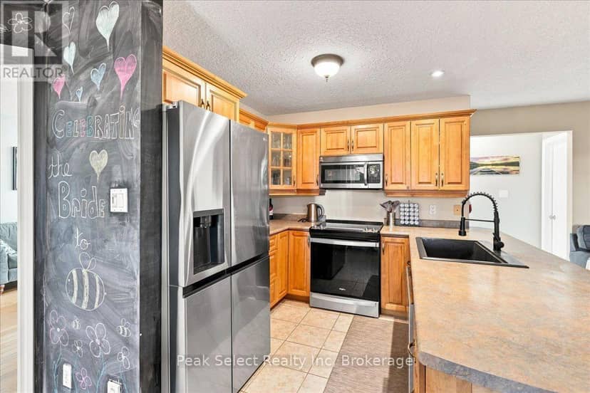 180 Ridgewood Crescent — photo 10 of 40