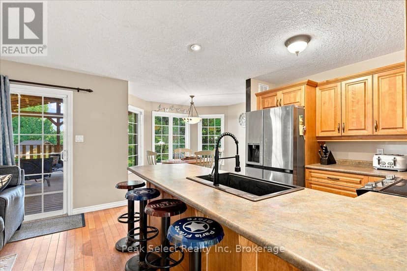 180 Ridgewood Crescent — photo 13 of 40