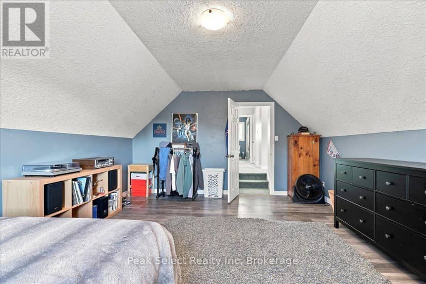 180 Ridgewood Crescent — photo 23 of 40