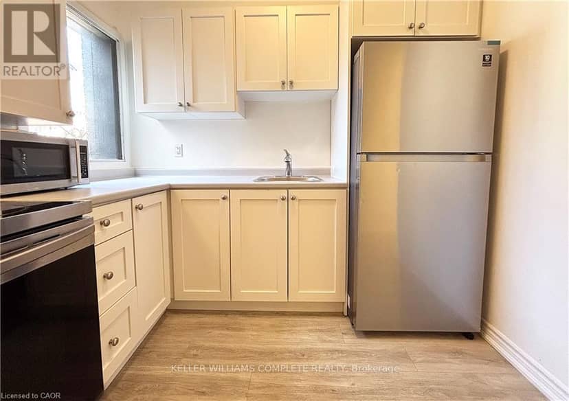 76 Wentworth Street S — photo 28 of 40