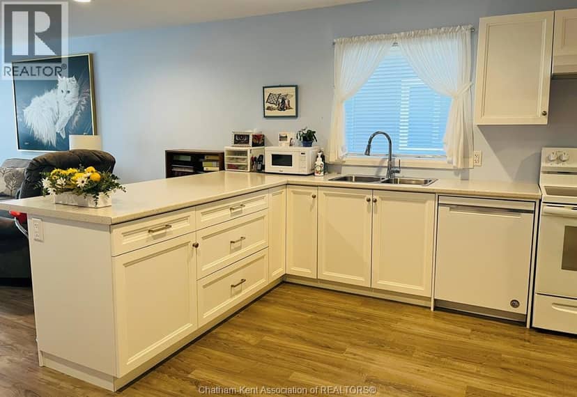 105 Moonstone CRESCENT — photo 9 of 40