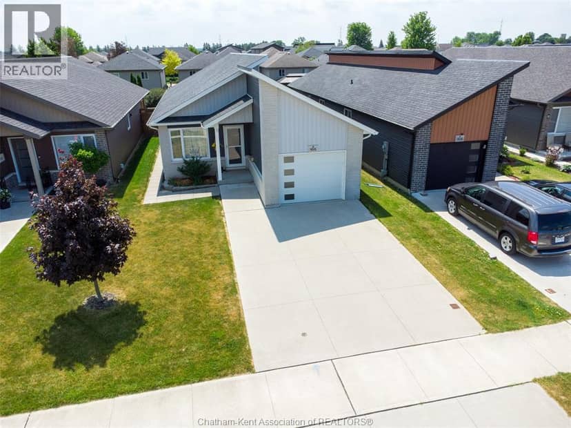 105 Moonstone CRESCENT — photo 2 of 40