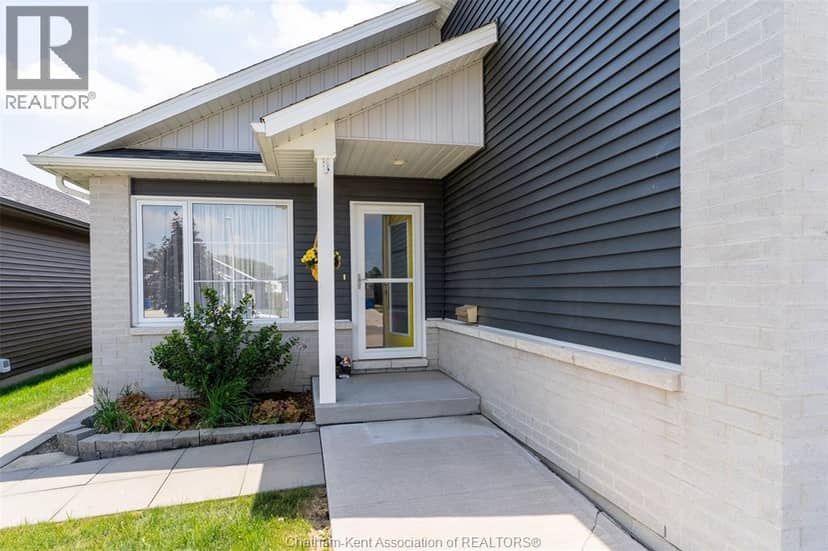 105 Moonstone CRESCENT — photo 3 of 40
