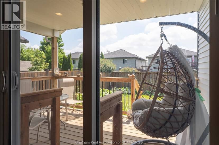 105 Moonstone CRESCENT — photo 33 of 40