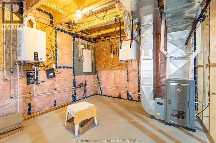 105 Moonstone CRESCENT — photo 29 of 40