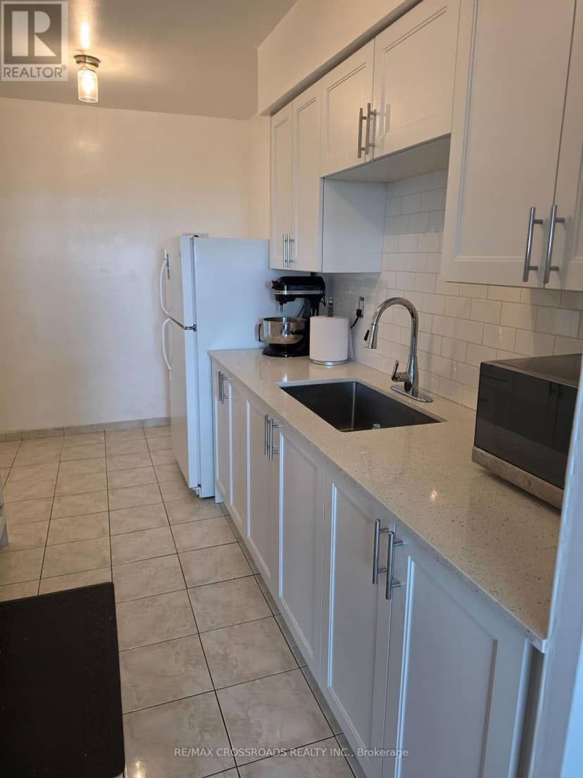 1004 - 5 Frith Road — photo 10 of 29