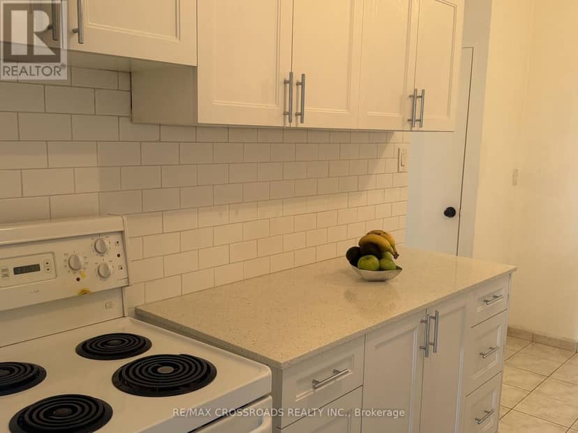 1004 - 5 Frith Road — photo 6 of 29