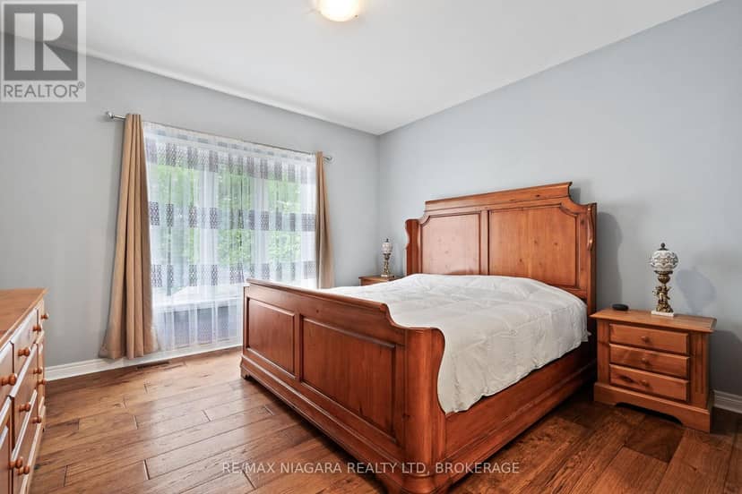 255 Lakeshore Road — photo 13 of 40