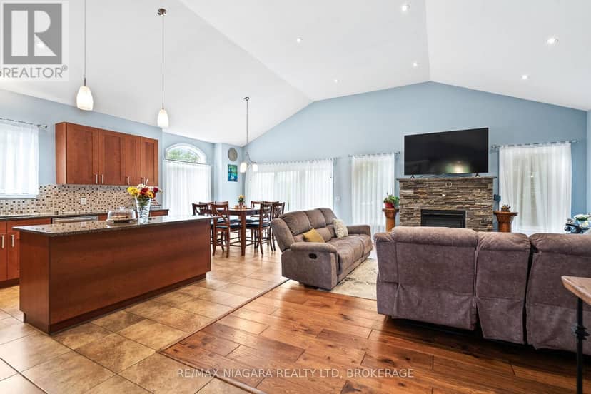 255 Lakeshore Road — photo 6 of 40