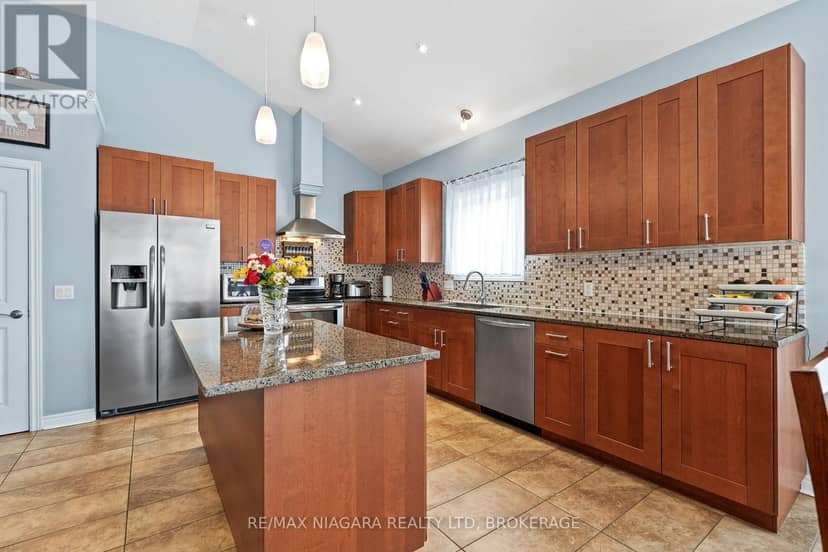 255 Lakeshore Road — photo 8 of 40