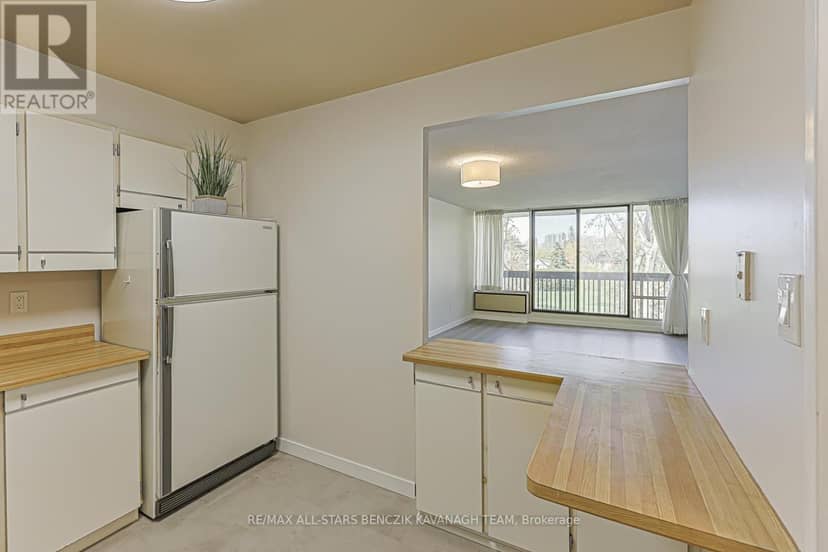 408 - 20 Fashion Roseway — photo 9 of 23
