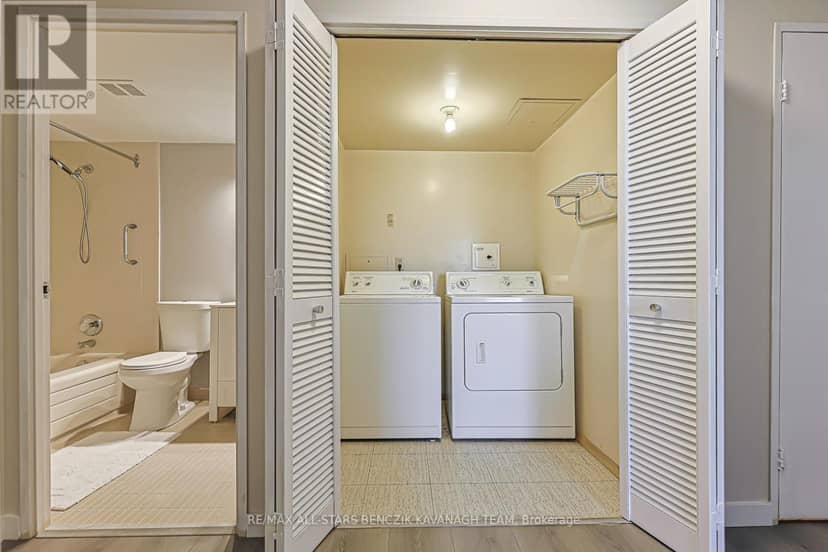 408 - 20 Fashion Roseway — photo 18 of 23