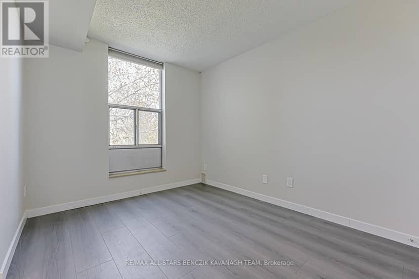 408 - 20 Fashion Roseway — photo 16 of 23